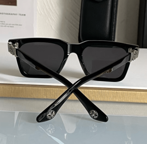 Schwarze Chrome-Herzbrille