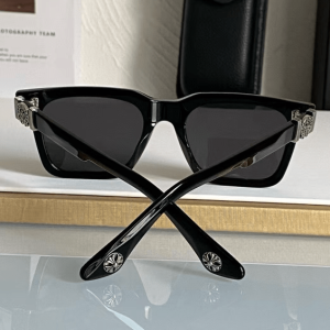Schwarze Chrome-Herzbrille